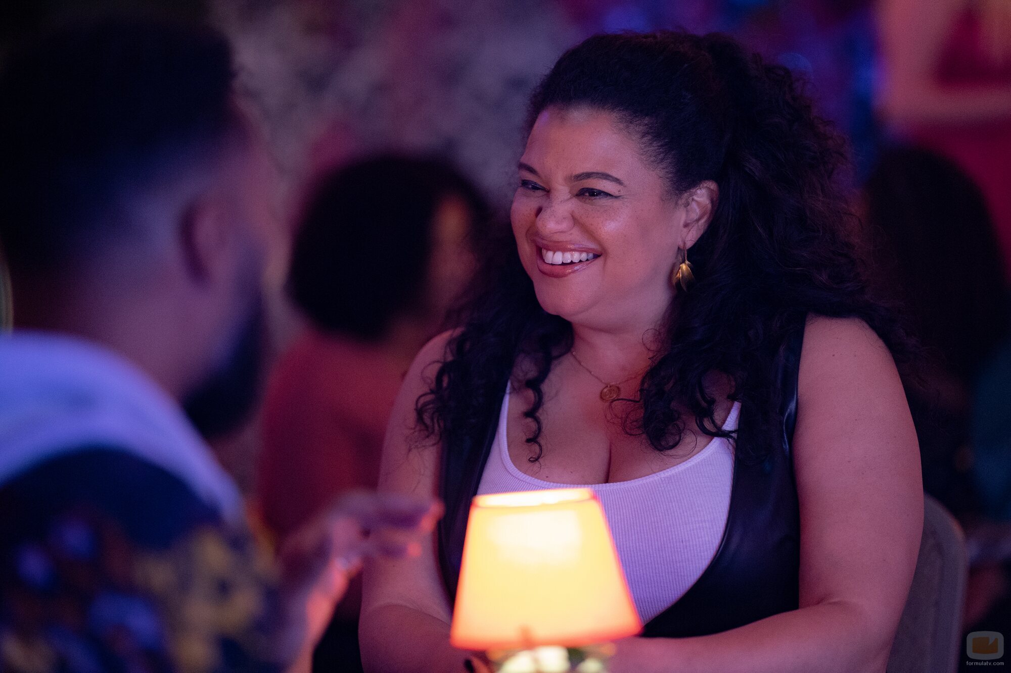 Michelle Buteau en '¡Sácalo fuera' de 'La supervivencia de una chica con curvas'