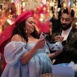 Tone Bell y Michelle Buteau en 1x08 'Por una nueva meta' de 'La supervivencia de una chica con curvas'