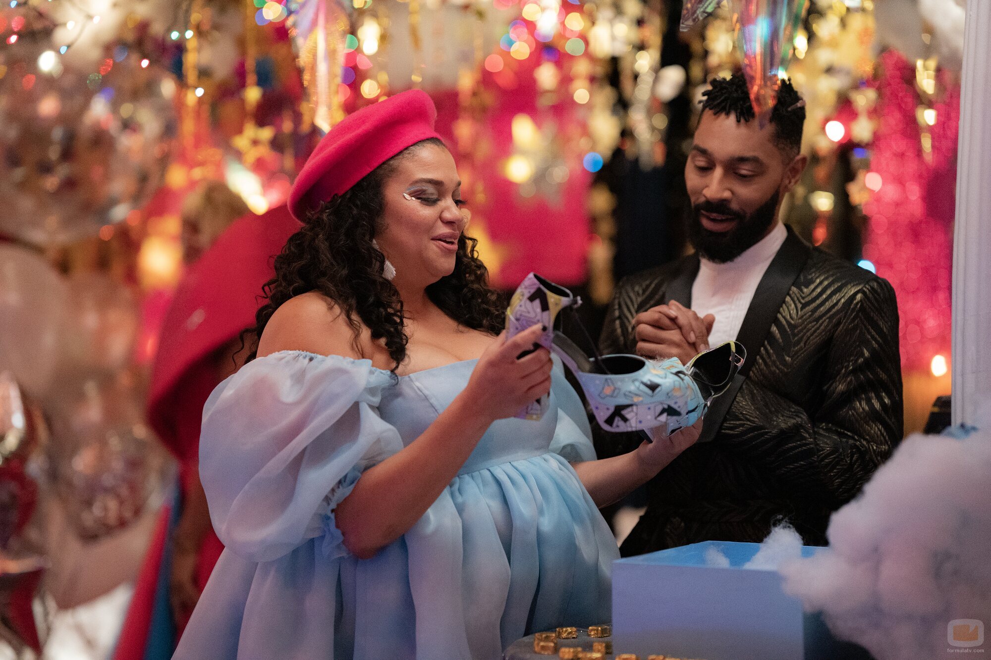 Tone Bell y Michelle Buteau en 1x08 'Por una nueva meta' de 'La supervivencia de una chica con curvas'
