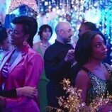 Tone Bell y Anissa Felix en 1x08 'Por una nueva meta' de 'La supervivencia de una chica con curvas'