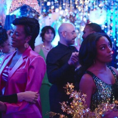 Tone Bell y Anissa Felix en 1x08 'Por una nueva meta' de 'La supervivencia de una chica con curvas'