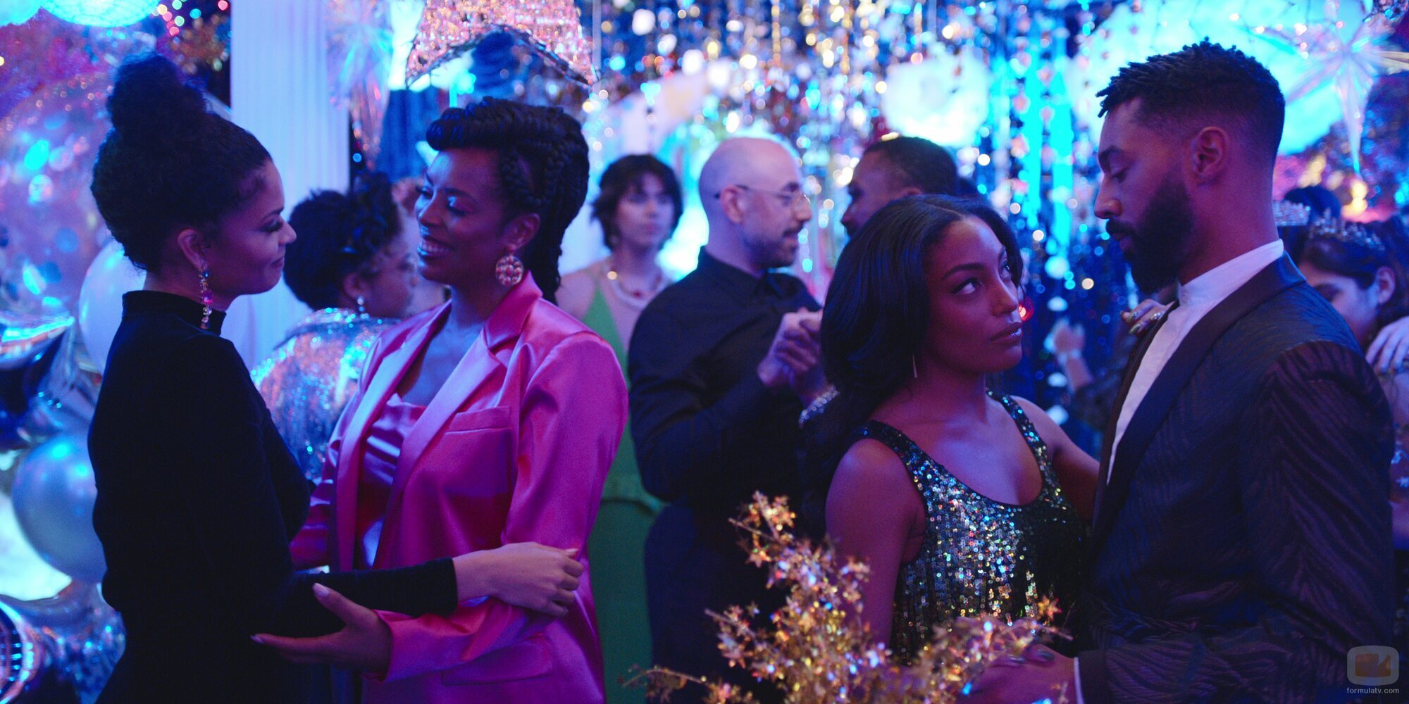 Tone Bell y Anissa Felix en 1x08 'Por una nueva meta' de 'La supervivencia de una chica con curvas'