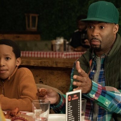 Escena de Robert Christopher Riley en 'Por una nueva meta' de 'Survival of the Thickest'