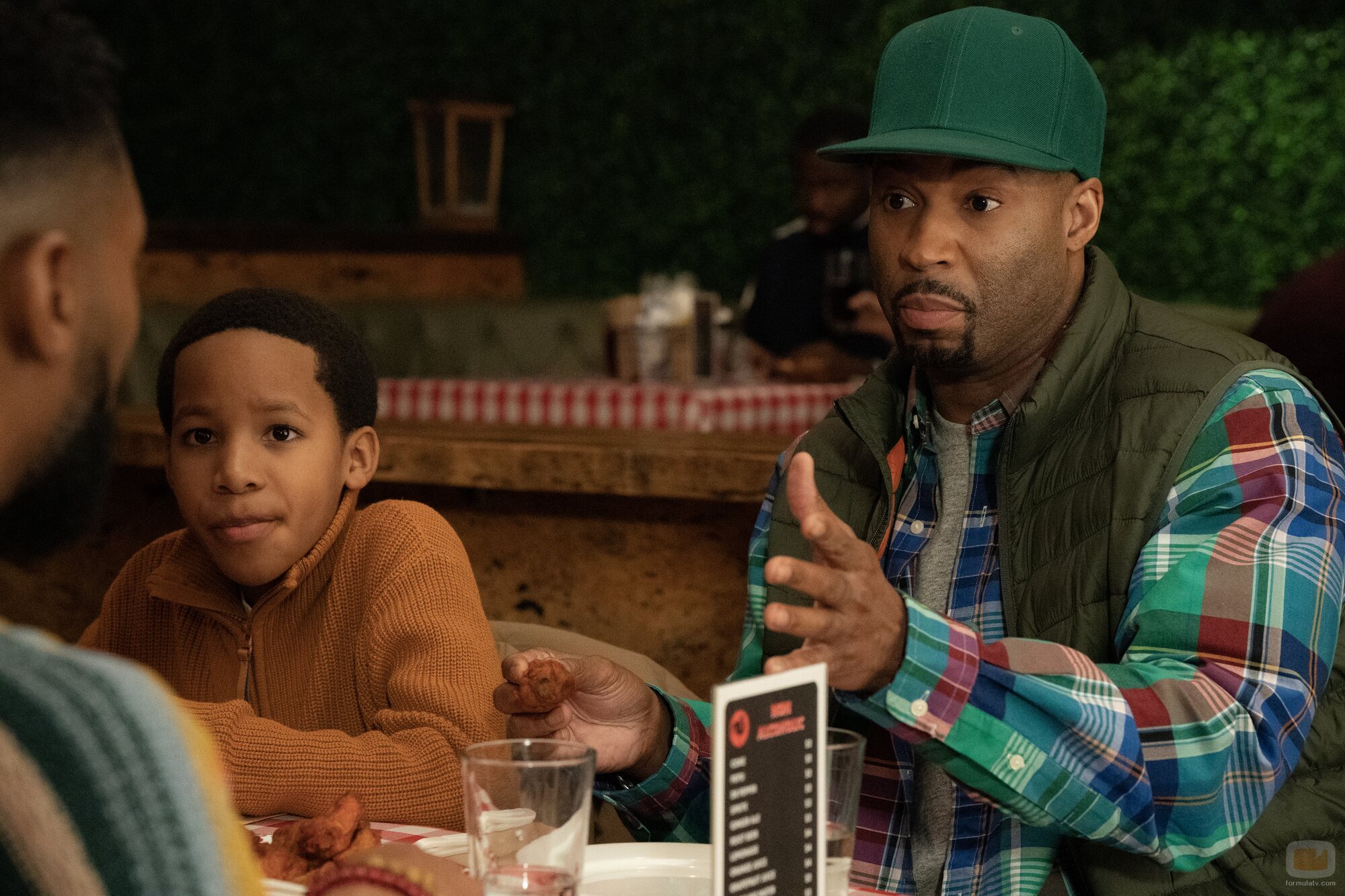 Escena de Robert Christopher Riley en 'Por una nueva meta' de 'Survival of the Thickest'