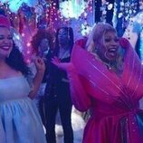 Imagen de Michelle Buteau y Peppermint en el 1x08 de 'Survival of the Thickest'