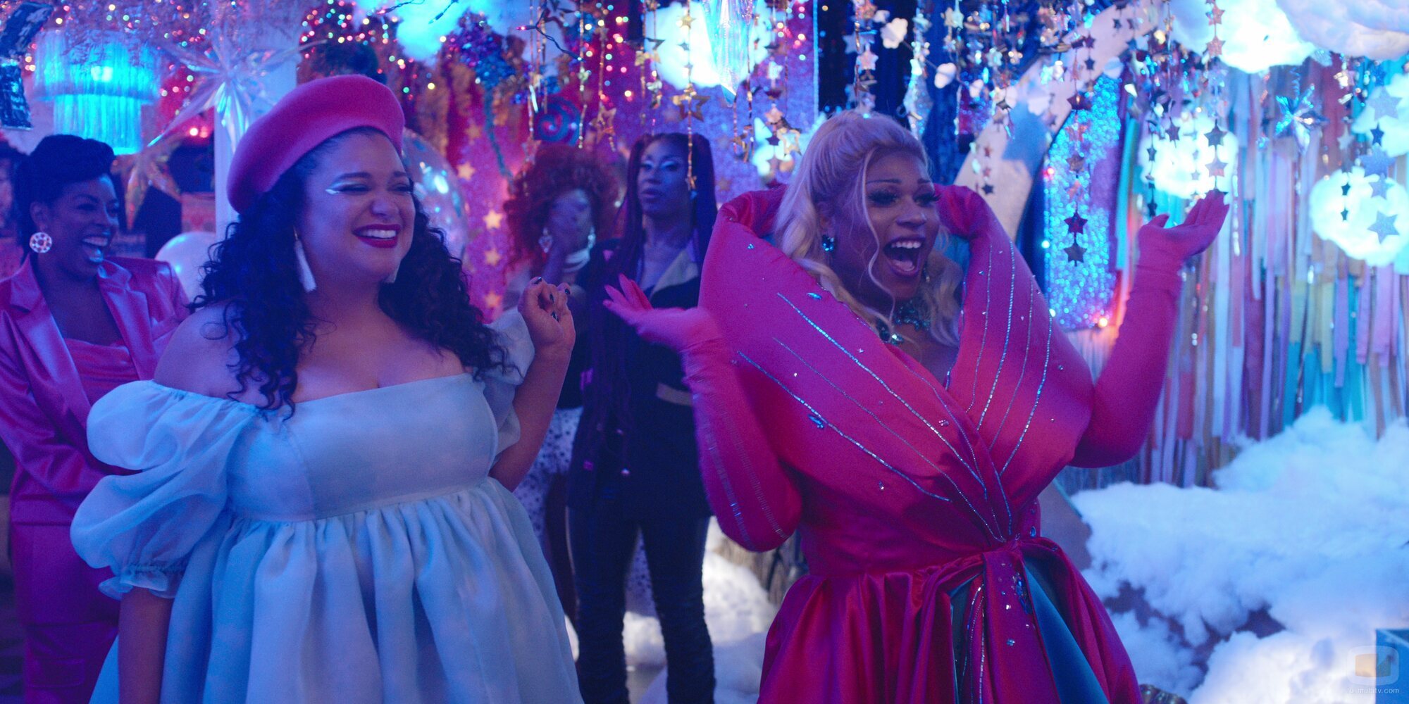 Imagen de Michelle Buteau y Peppermint en el 1x08 de 'Survival of the Thickest'