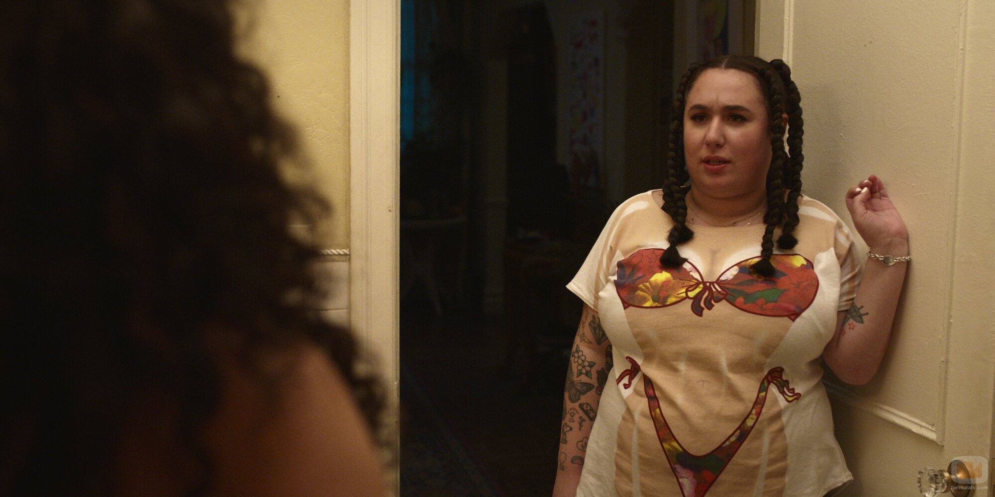 Liza Treyger en la temporada 1 y el capítulo 08 de 'La supervivencia de una chica con curvas'