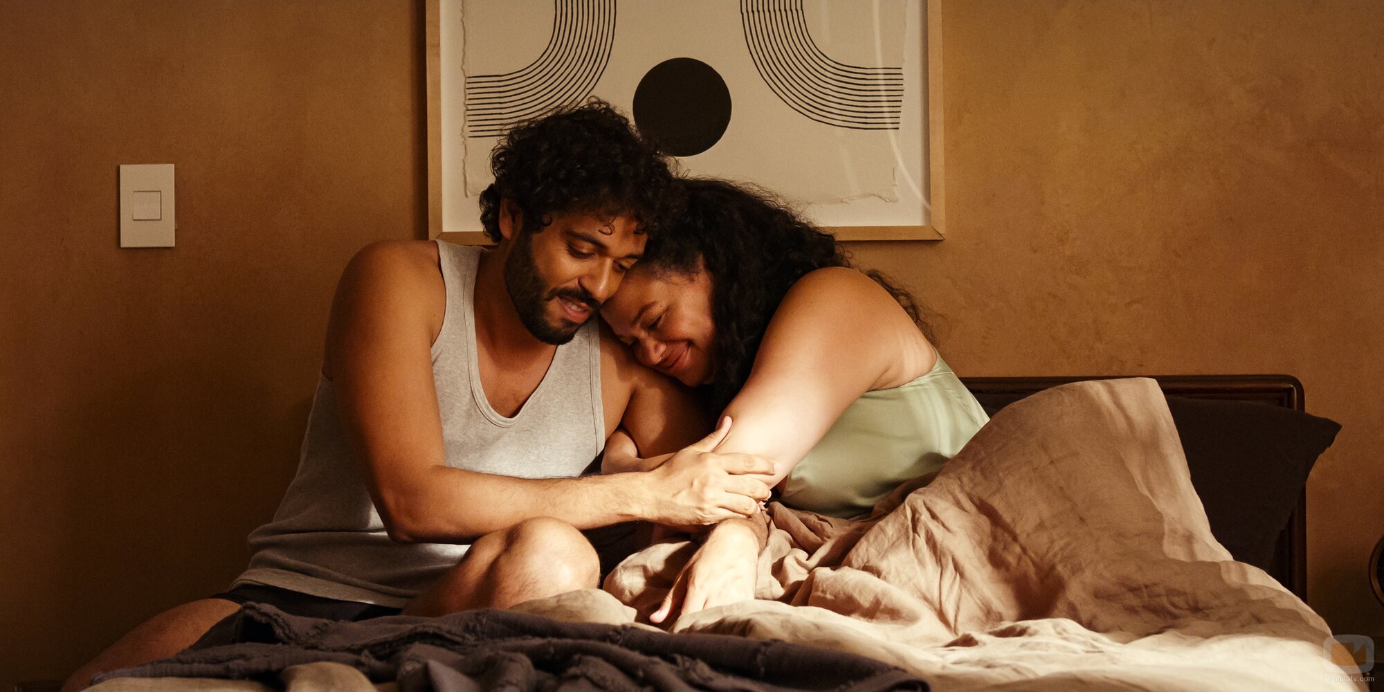 Michelle Buteau y Marouane Zotti en 'Donde fueres…' de 'La supervivencia de una chica con curvas'