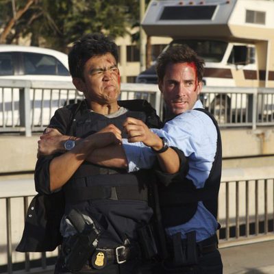 John Cho y Joseph Fiennes en 'Flash Forward'