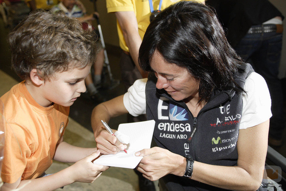 Edurne Pasabán a su llegada al aeropuerto de Barajas (Madrid)
