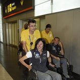 Edurne Pasabán y Álex Chicón a su llegada al aeropuerto de Barajas (Madrid)
