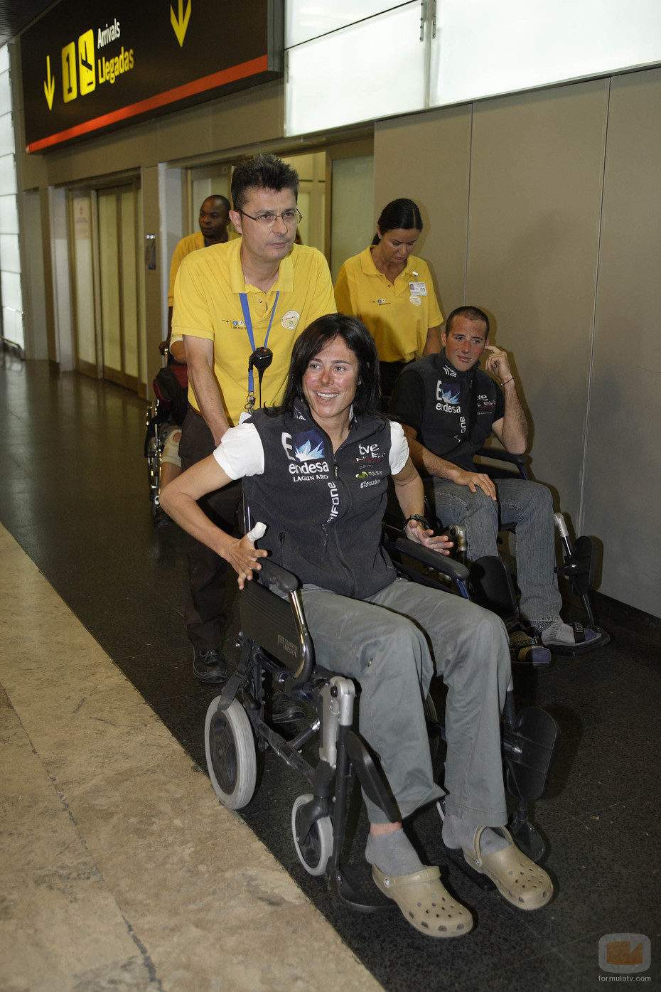 Edurne Pasabán y Álex Chicón a su llegada al aeropuerto de Barajas (Madrid)