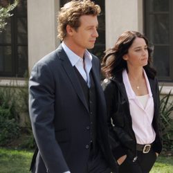 Simon Baker y Robin Tunney en 'Una docena de rosas rojas'