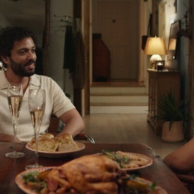 Michelle Buteau y Marouane Zotti en 2x01 titulado 'Donde fueres…' de 'La supervivencia de una chica con curvas'