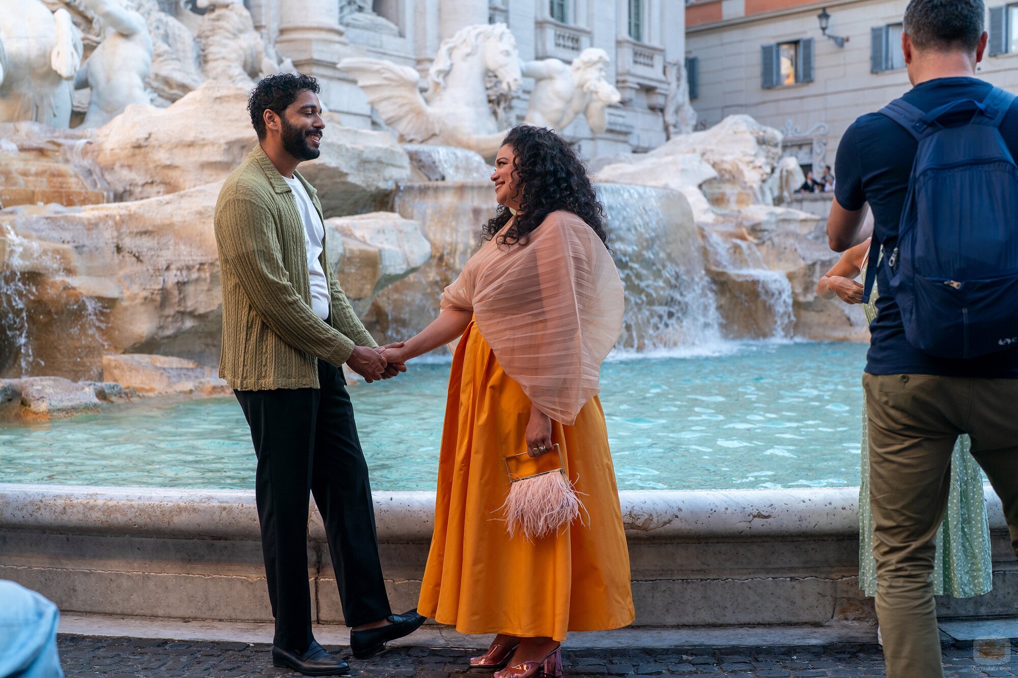 Still de Michelle Buteau y Marouane Zotti en Capítulo 1 titulado 'Donde fueres…' de 'La supervivencia de una chica con curvas'