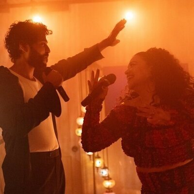 Michelle Buteau y Marouane Zotti en el 2x01 de 'La supervivencia de una chica con curvas'