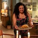 Foto de Michelle Buteau en 2x01 'Donde fueres…' de 'La supervivencia de una chica con curvas'