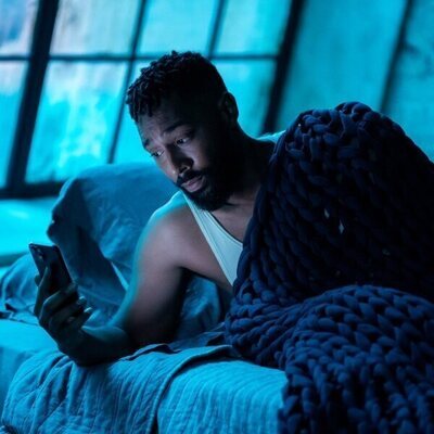 Tone Bell en el 2x01 de 'La supervivencia de una chica con curvas'