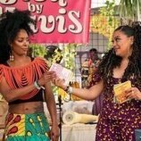 Michelle Buteau y Tasha Smith en 2x02 'Los sueños se cumplen en el Afropunk' de 'La supervivencia de una chica con curvas'