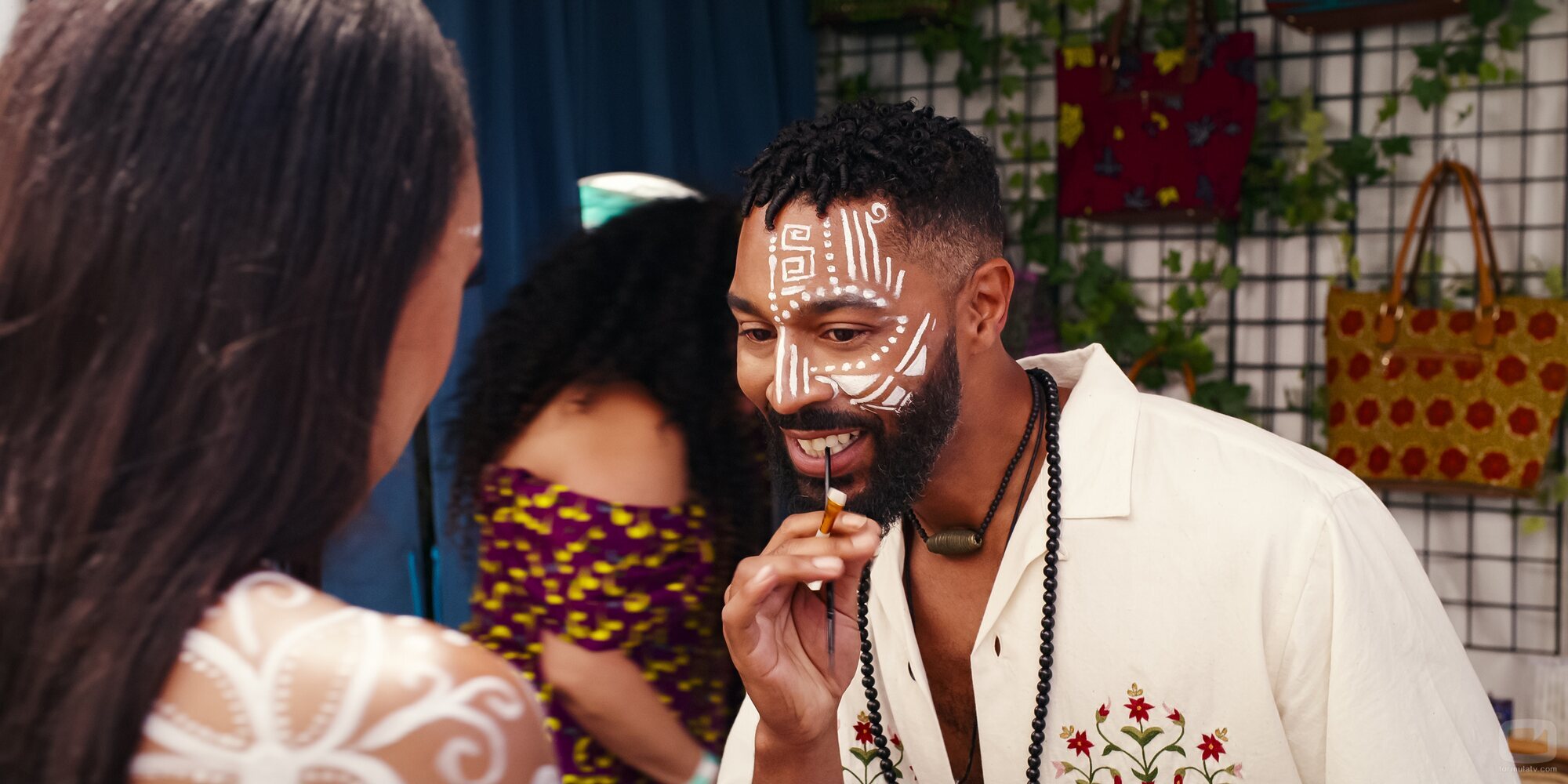Tone Bell en la temporada 2 y el capítulo 02 de 'La supervivencia de una chica con curvas'