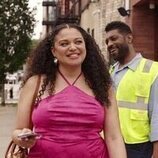 Michelle Buteau en el 2x03 de 'La supervivencia de una chica con curvas'
