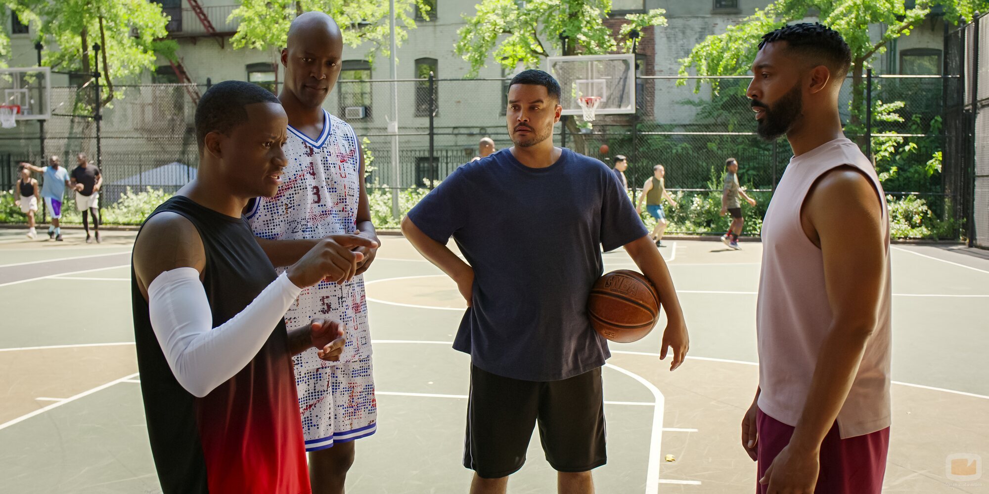 Tone Bell en 2x03 titulado 'Tú a tu rollo' de 'La supervivencia de una chica con curvas'