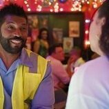 Deon Cole y Michelle Buteau en la temporada 2 y el capítulo 04 de 'La supervivencia de una chica con curvas'