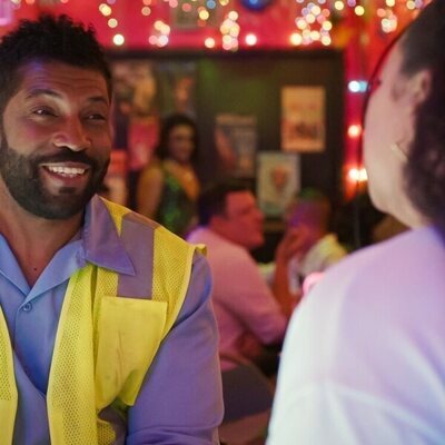 Deon Cole y Michelle Buteau en la temporada 2 y el capítulo 04 de 'La supervivencia de una chica con curvas'
