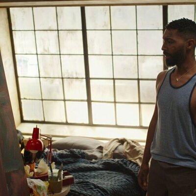 Tone Bell en 2x05 '¡El momento del cambio' de 'La supervivencia de una chica con curvas'
