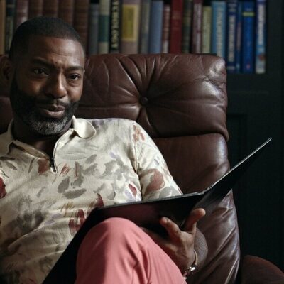 Hassan Johnson en la temporada 2 y el capítulo 06 de 'La supervivencia de una chica con curvas'