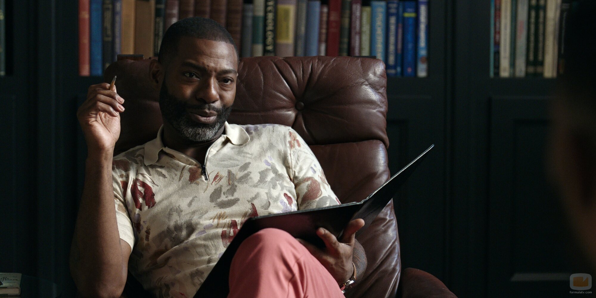 Hassan Johnson en la temporada 2 y el capítulo 06 de 'La supervivencia de una chica con curvas'