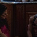 Michelle Buteau y Jonathan Higginbotham en la temporada 2 y el capítulo 06 de 'La supervivencia de una chica con curvas'