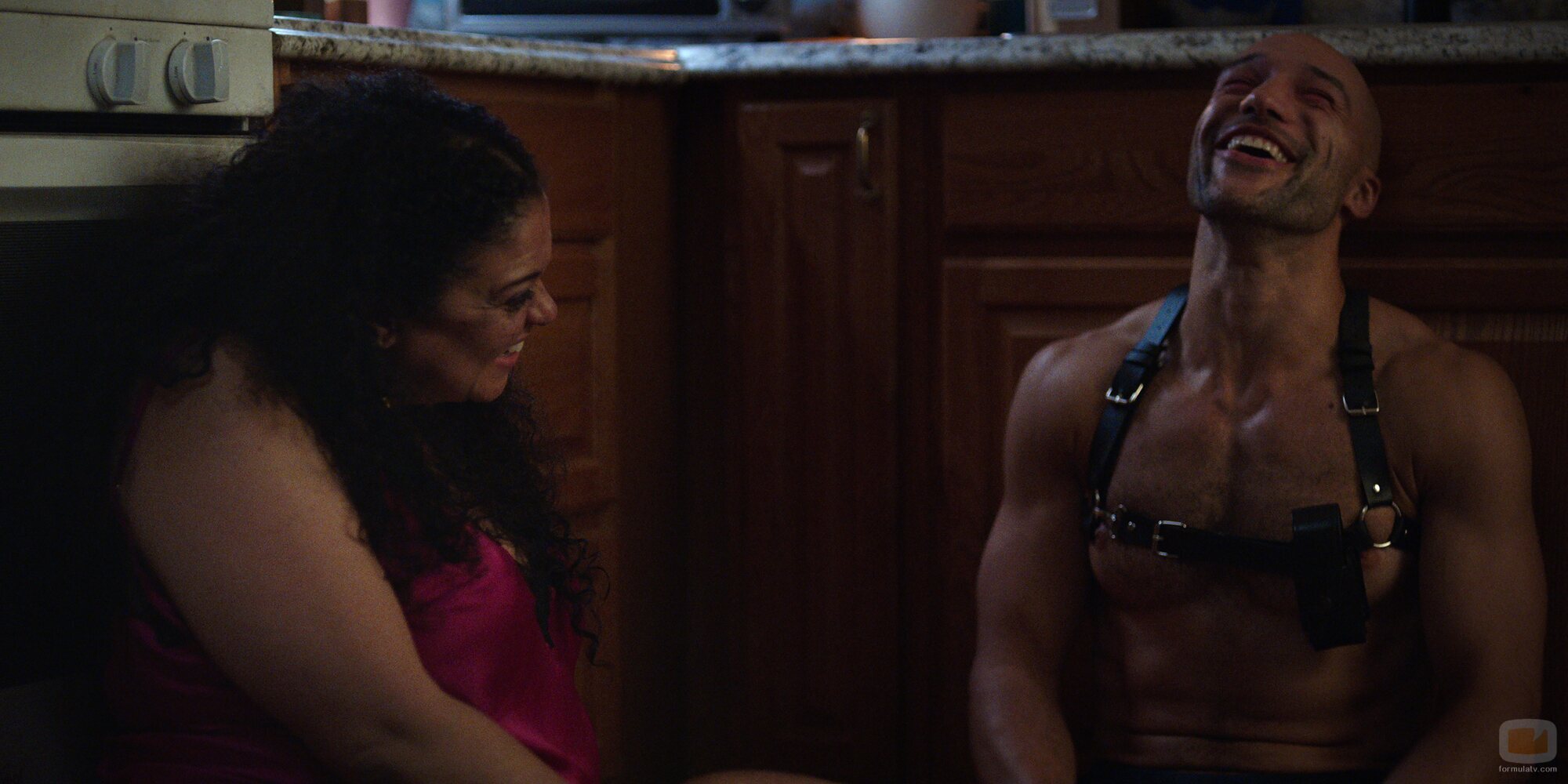 Michelle Buteau y Jonathan Higginbotham en la temporada 2 y el capítulo 06 de 'La supervivencia de una chica con curvas'