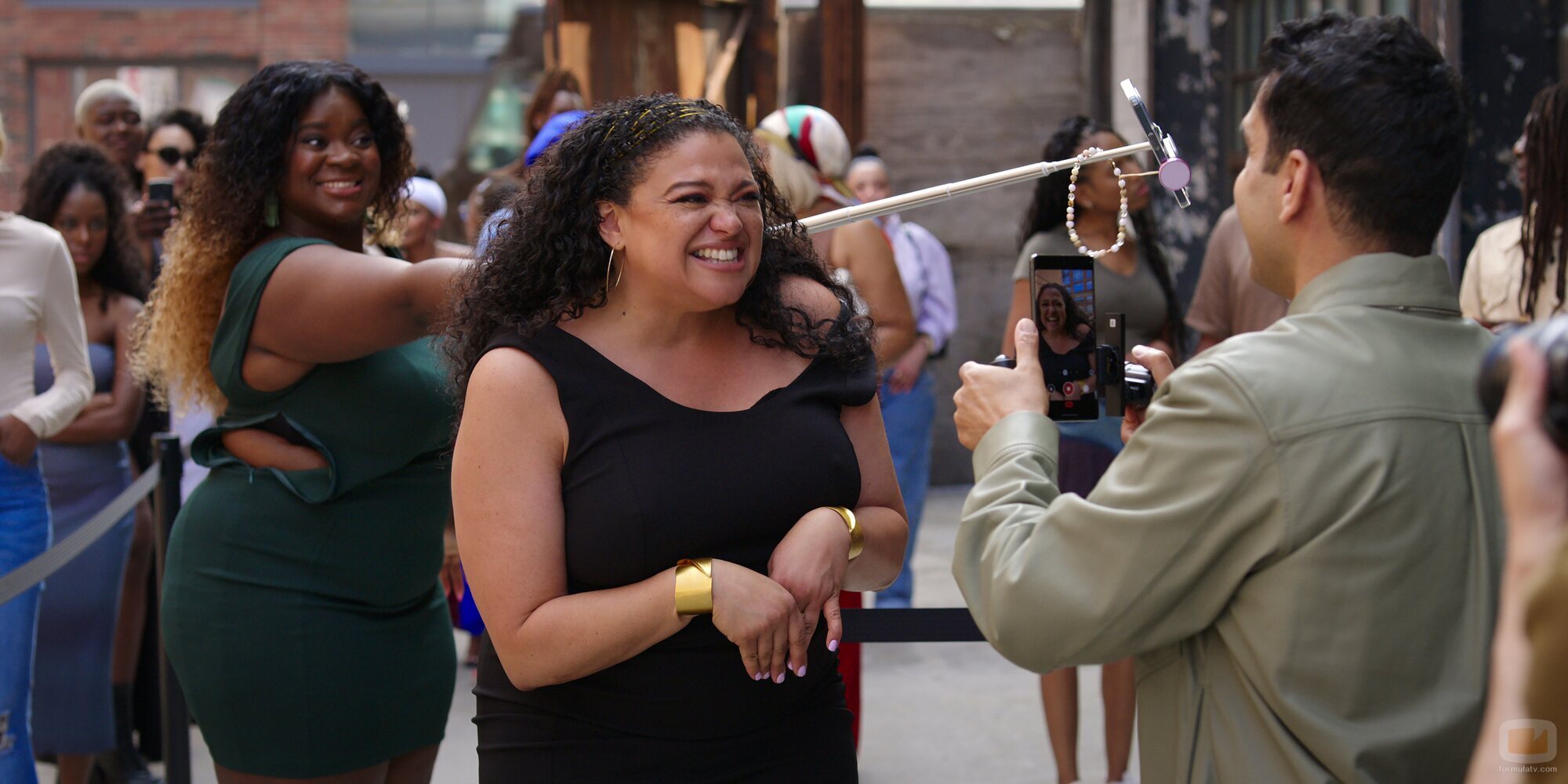Michelle Buteau en 2x07 'Hay que comportarse con respeto' de 'La supervivencia de una chica con curvas'