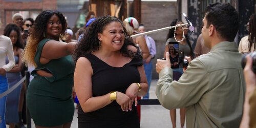 Michelle Buteau en 2x07 'Hay que comportarse con respeto' de 'La supervivencia de una chica con curvas'