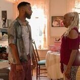 Tone Bell en 2x07 'Hay que comportarse con respeto' de 'La supervivencia de una chica con curvas'