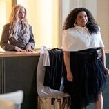 Escena de Michelle Buteau en 2x07 'Hay que comportarse con respeto' de 'La supervivencia de una chica con curvas'