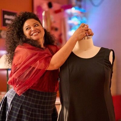 Michelle Buteau en la temporada 2 y el capítulo 08 de 'La supervivencia de una chica con curvas'