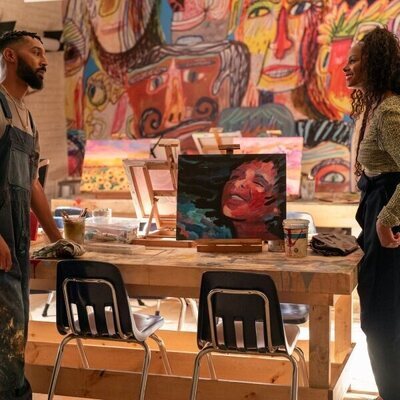 Escena de 2x08 titulado 'No somos algo pasajero, somos el movimiento' de 'La supervivencia de una chica con curvas'