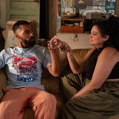 Tone Bell y Michelle Buteau en la temporada 2 y el capítulo 08 de 'La supervivencia de una chica con curvas'