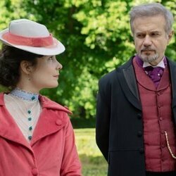 Nadia de Santiago y Tristán Ulloa en el 1x01 de 'Manual para señoritas'