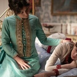 Nadia de Santiago y Isa Montalbán en 1x01 'Lección 1: Prohibido enamorarse' de 'Manual para señoritas'