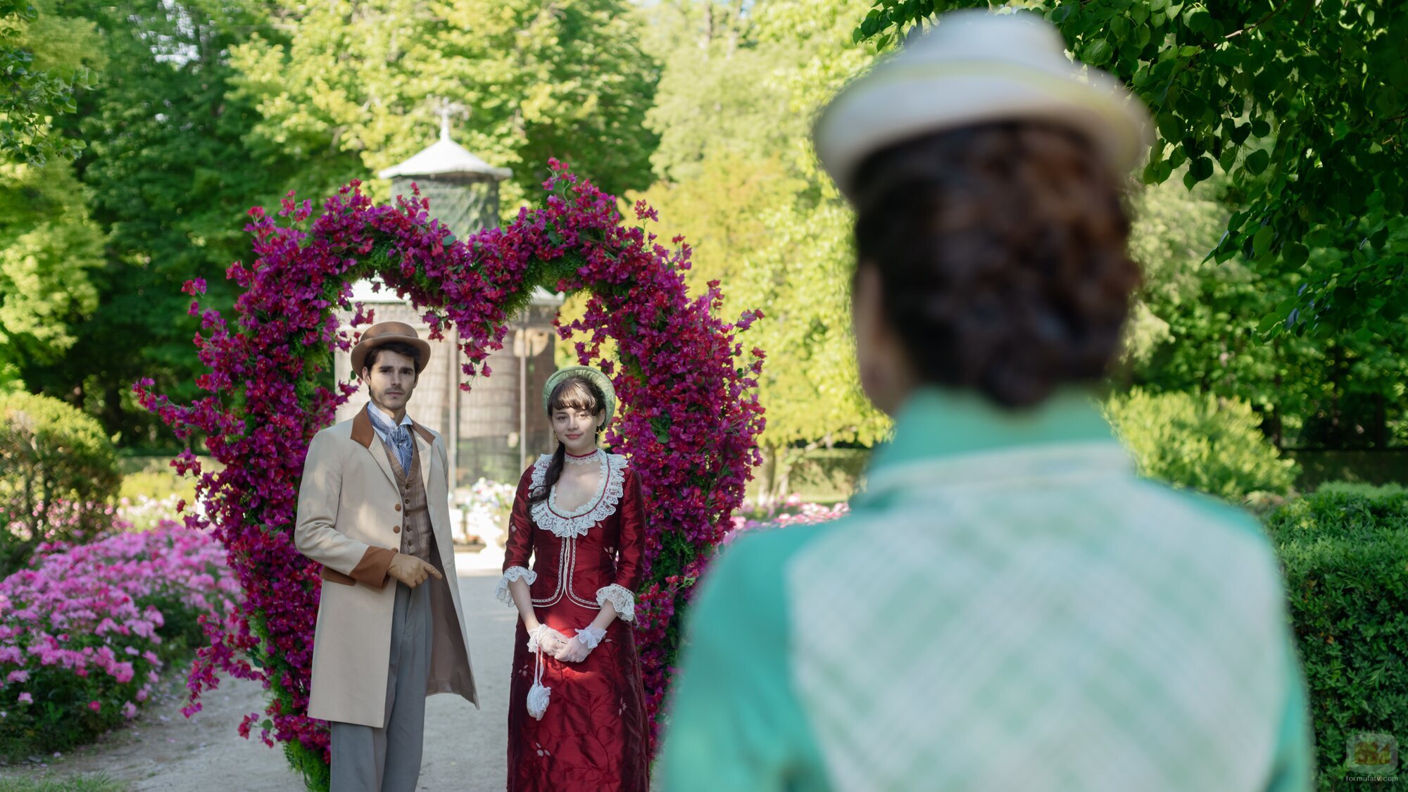 Álvaro Mel y Isa Montalbán en la temporada 1 y el capítulo 01 de 'Manual para señoritas'