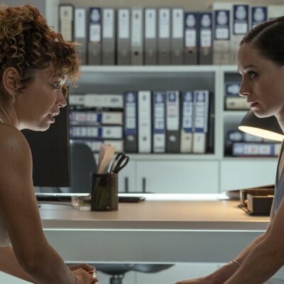 Elena Rivera y Carol Rovira en la temporada 1 y el capítulo 02 de 'Perdiendo el juicio'