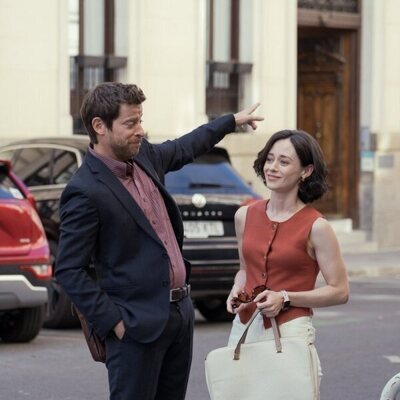 Manuel Baqueiro y Elena Rivera en 1x02 titulado 'Capítulo 2' de 'Perdiendo el juicio'