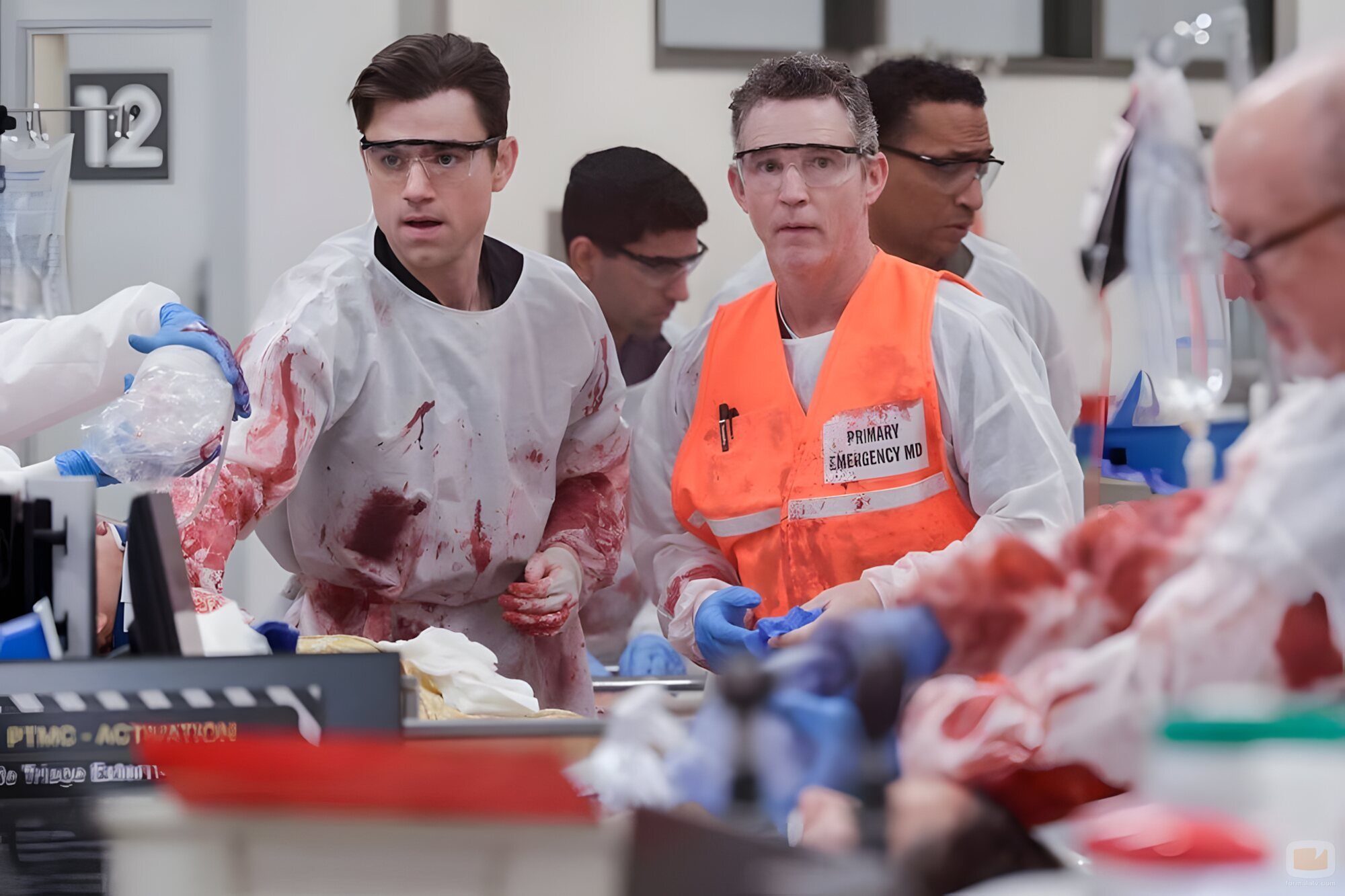 Shawn Hatosy y Patrick Ball en el 1x13 de 'The Pitt'