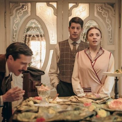 Luis Fernández 'Perla' y Maribel Salas en el 1x03 de 'La Favorita 1922'