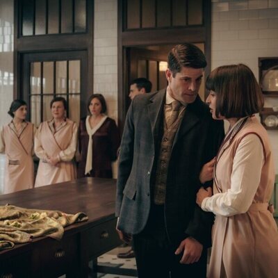 Verónica Sánchez y Luis Fernández 'Perla' en la temporada 1 y el capítulo 03 de 'La Favorita 1922'