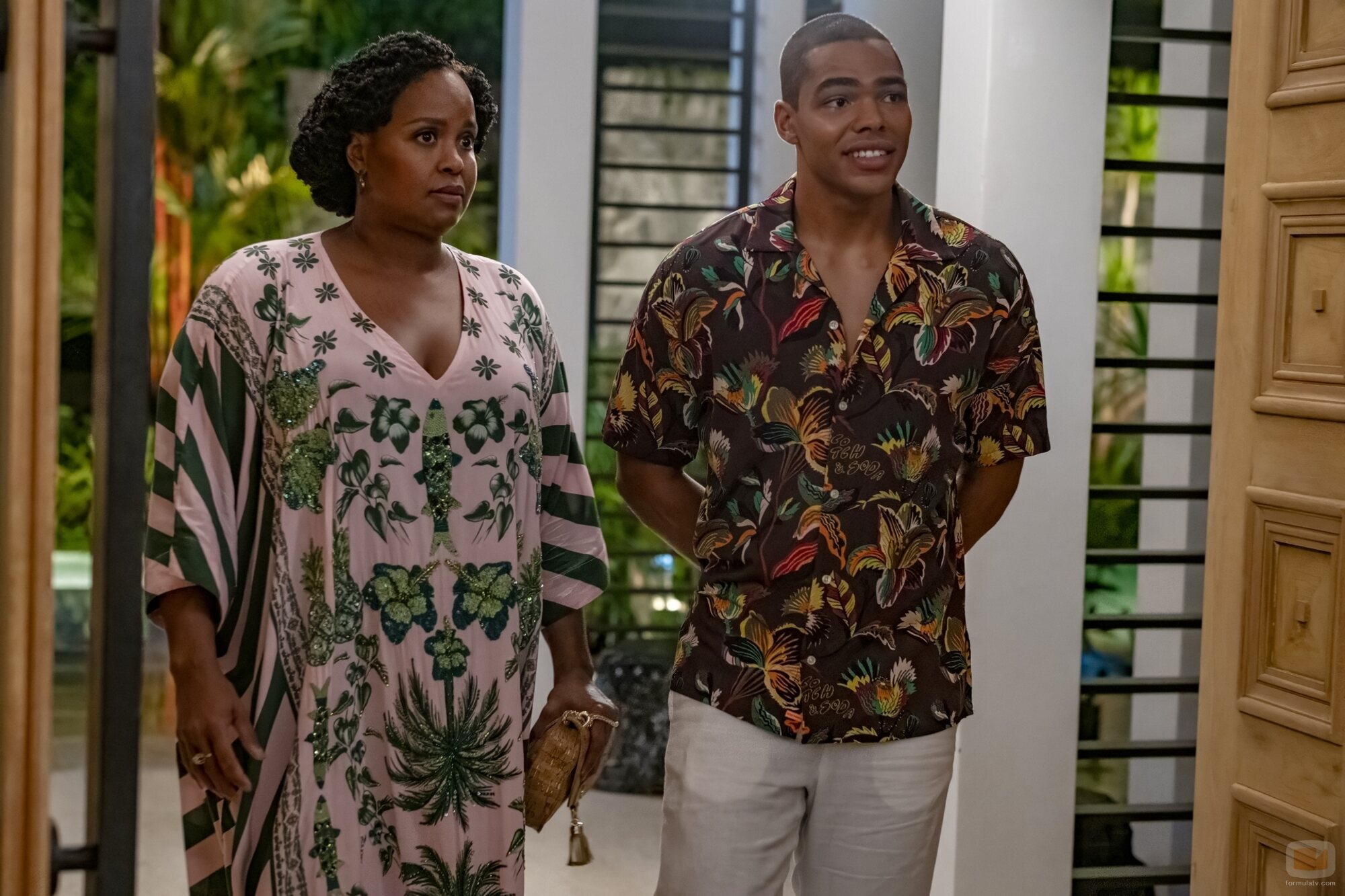 Natasha Rothwell y Nicholas Duvernay en Capítulo 7 titulado 'Instintos asesinos' de 'The White Lotus'