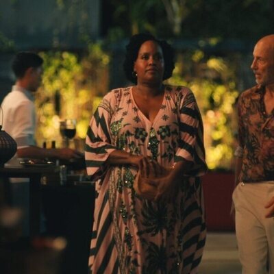 Natasha Rothwell y Jon Gries en 'Instintos asesinos' de 'The White Lotus'